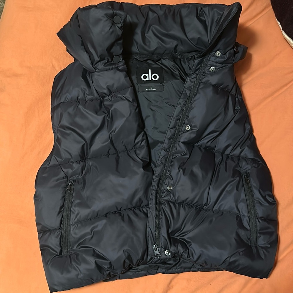 ALO gold rush puffer vest black small